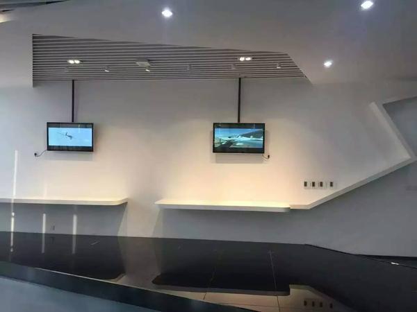 空港经济区某直升机生产公司42寸壁挂广告机项目